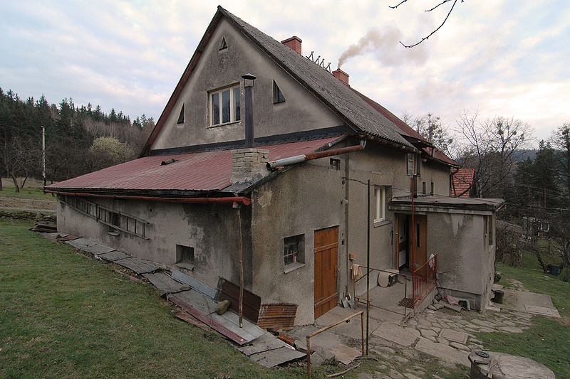 Výchozí stav baráku před zahájením výměny střechy